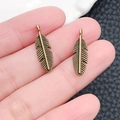 Ciondoli a piuma in lega di bronzo vintage con trame dettagliate per gioielli fai da te - 6x20mm / Ciondolo Piuma Piccola Bronzo Antico (6658)