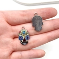 Makroansicht der Sugar Skull Anhänger mit bunten Emailledetails und Metallrückseite - Totenkopf-Stil mit Dollarzeichen-Augen (16953)