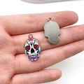 Details bunter Sugar Skull Anhänger für DIY Ohrringe mit mexikanischen Volkskunstmustern - Totenkopf-Stil mit Roten Augenringen (16952)