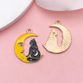 Détail de breloque chat noir et lune émaillée pour bijoux DIY avec dos en métal doré - Chat Noir Assis sur la Lune (18135)