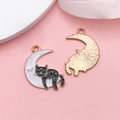Vue détaillée avant et arrière du pendentif chat noir sur lune blanche pour bijoux DIY - Chat Halloween Noir sur la Lune (18126)