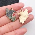 Pendentif corbeau noir et rose rouge émaillé doré pour création de bijoux DIY - Corbeau Fleur Droite (18111)