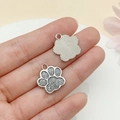 Pendentif patte d'animal pailleté argenté pour bijoux DIY tenu par la main - Base Argentée Paillettes Blanches (23332)