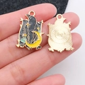 Pendentif gothique avec corbeau noir et croissant de lune jaune en émail et doré - Corbeau Lune (18113)