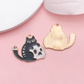 Pendentif gothique chat noir tenant un crâne blanc avec motif de phases de lune - Chat Halloween Noir Tenant un Crâne (18124)