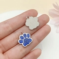 Pendentif patte de chat pailleté bleu avec finition argentée montré pour la taille - Base Argentée Paillettes Bleues (23336)