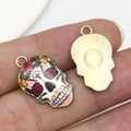 Makroansicht bunter Emaille-Totenkopf-Anhänger für DIY-Schmuck mit goldener Rückseite - Emaille-Druck Totenkopf - Rote Rose Stil (12468)