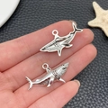 Pendentif requin en métal argenté antique pour bijoux DIY et porte-clés lot de deux - Grand Requin Blanc (21425)