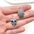 Bunter Zuckerschädel-Anhänger für Halloween-Schmuck in der Hand zur Größenreferenz - Totenkopf-Stil mit Blumenmuster (16947)