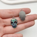 Zuckerschädel-Anhänger in Türkis-Emaille mit Blumenmuster für Halloween DIY-Schmuck - Totenkopf-Stil mit Türkisfarbener Basis (16948)