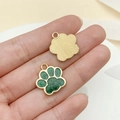 Pendentif patte pailleté vert avec bordure dorée tenu entre les doigts - Base Dorée Paillettes Vertes (23318)