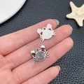 Pendentifs crabe en argent antique pour bijoux DIY, détails recto-verso sur fond noir - Crabe Marin (22306)