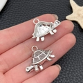 Pendentif tortue de mer en argent antique pour bijoux DIY vu des deux côtés - Tortue Rampante (22308)