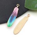 Détail de pendentifs plume avec émail dégradé et dos en métal doré à texture quadrillée - Plume Émaillée Dégradé Arc-en-ciel