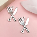Antiksilberne Besteck-Anhänger mit gekreuztem Löffel und Gabel für DIY-Schmuckherstellung - Altsilber Besteck Messer und Gabel (8834)