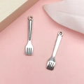 Antiksilberne Gabel-Anhänger für DIY-Schmuckherstellung mit Vintage-Metall-Finish - Altsilber Besteck Kleine Gabel (8839)