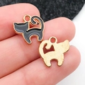 Detalle macro del colgante de gato en esmalte negro con chapado en oro y reverso - Colgante de Gato de Espalda Arqueada Negro (9938)