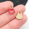 Detalle de colgantes gato de esmalte rojo con reverso dorado y comparación de tamaño - Colgante de Gato Sonriente (11062)