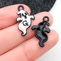 Vista macro de ambos lados de un dije de fantasma de esmalte blanco con letra G y reverso negro - Colgante de Fantasma Diablo Base Negra (11063)