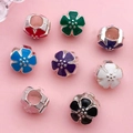 Cuentas de flores en esmalte colorido con agujero de 4mm para pulseras de abalorios - Juego de Flores de Cerezo (SN106)