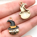 Macro de pendentifs chat d'Halloween avec chapeaux de sorcière montrant l'émail et le métal - Tête de Chat Noir (12501)