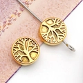Vue macro des pendentifs arbre de vie dorés avec design ajouré pour bijoux DIY - Perle Arbre de Vie or brillant (10139)