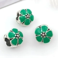 Vista macro de tres dijes de flores de esmalte verde con núcleo plateado para pulseras DIY - Estilo Esmaltado Verde (13178) / Verde