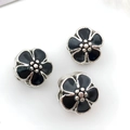Detalle de cuentas de flores de esmalte negro de 4mm para pulseras de dijes y joyería DIY - Estilo Esmaltado Negro (13179) / Negro