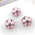 Detalle de tres cuentas de flores de cerezo en esmalte rosa y plata para pulseras DIY - Estilo Esmaltado Rosa (13182) / Rosa