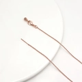 Detail einer 14k Roségold-Perlenkette mit Karabinerverschluss und Nadel für DIY-Schmuck - Roségold Kupferlegierung Kugelkette (46cm) / Roségold Kugelkette