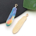 Pendentif en alliage de plumes colorées avec dos en maille métallique dorée - Plume Bleu Étoilé Dégradé Multicolore