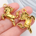 Pendentif cheval doré pour bijoux DIY avec détails en relief montrant les deux faces - Cheval de l'Ouest (19249) / 24x20mm