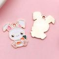 Pendentif lapin blanc mignon avec carotte pour accessoires de création de bijoux DIY - Lapin Blanc en Émail Tenant une Carotte (18536)