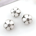 Tres dijes de flores en esmalte blanco con base de metal plateado para pulseras Pandora - Estilo Esmaltado Blanco (13183) / Blanco