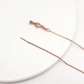 Dettaglio collana in acciaio inossidabile oro rosa con ago e chiusura a moschettone - Stile Catena a O Universale Oro Rosa