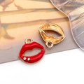 Colgante de labios rojos para accesorios DIY con base dorada y detalles de diamantes - Labios de Esmalte Rojo con Strass (12290) / 17x15mm