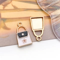 Colgante bolso dorado de aleación con flor de esmalte blanco para accesorios DIY - Colgante de Esmalte Bolso de Mujer Cuadrado Blanco (12099) / 12x21mm