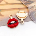 Colgante de labios rojos en esmalte y aleación dorada para accesorios de joyería - Labios Abiertos de Esmalte Rojo (12093) / 12x19mm