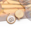 Amuletos de corona dorada con esmalte blanco para accesorios de calzado y cabello DIY - Corona Redonda Esmaltada Blanca con Strass (12457) / 16x19mm