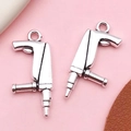 Paar Vintage-Silberlegierung-Werkzeuganhänger für DIY-Schmuck auf rosa Hintergrund - Antiksilber Werkzeug Schlagbohrmaschine (8526)