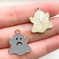 Pendentif fantôme en émail gris avec dos en métal doré et texture rayons de soleil - Fantôme Gris (13999)