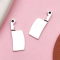 Antiksilberne Beil-Anhänger für DIY-Schmuck auf einem zartrosa Hintergrund - Antiksilber Zinklegierung Küchenbeil (11185)