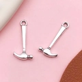 Hammerschmuckanhänger in Antik-Silber-Optik für DIY-Schmuck und Schlüsselanhänger - Antiksilber Zinklegierung Werkzeug Hammer (11212)