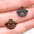 Pendentifs lèvres de vampire Halloween en noir évidé et émail marron à paillettes - Dents Noires (14005)