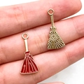 Pendentifs balai de sorcière dorés avec émail rouge pour accessoires de bijoux DIY - Balai Brun Rougeâtre (14016)