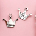 Ασημένια κρεμαστά στέμματα με χάραξη PRINCESS για DIY κοσμήματα και βραχιόλια - Μενταγιόν Κορώνα PRINCESS (6899)