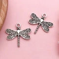 Lot de deux breloques libellules en argent vintage avec motifs ajourés pour bijoux DIY - Pendentif Libellule Ajouré (10421)