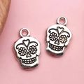 Pendentif crâne en argent vieilli avec motifs floraux pour création de bijoux DIY - Pendentif Crâne Floral (10874)