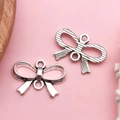Pendentifs nœud en alliage argenté vintage avec textures rayées et lisses pour bijoux - Connecteur Nœud Vintage (11246)