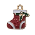 Detail van geëmailleerde kerstsok hanger met hulstbladeren en kleine strass-steentjes - Emaille Rode Strass Kerstsok (8862)
